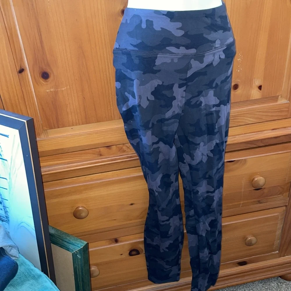 Black Camo Leggings 🖤🩶 - Picture 9 of 13